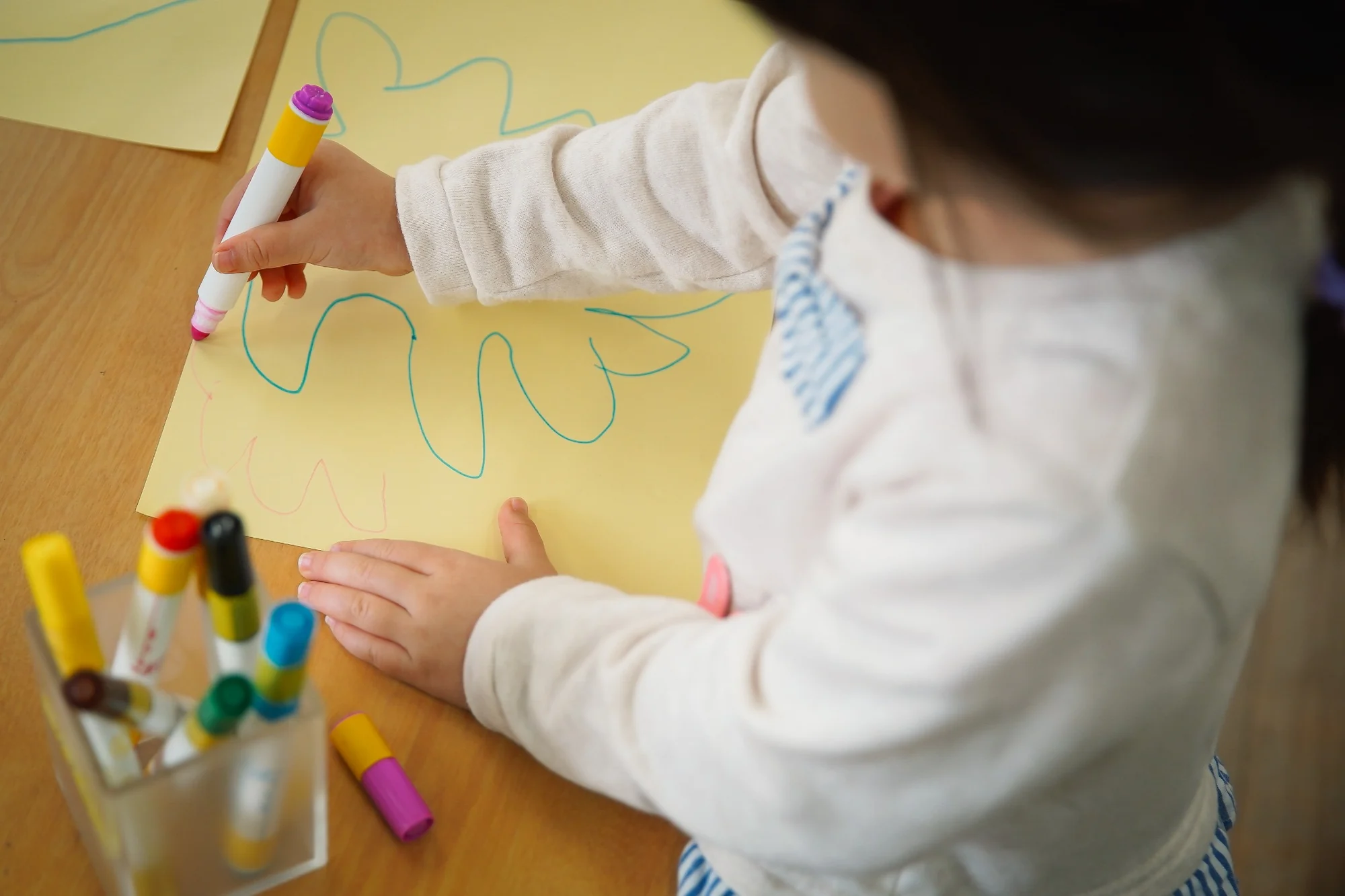 手を動かして制作に取り組む子ども