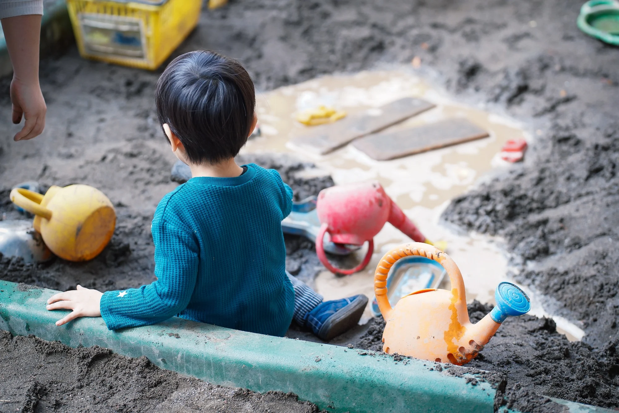 室内で並んで活動する子どもたち