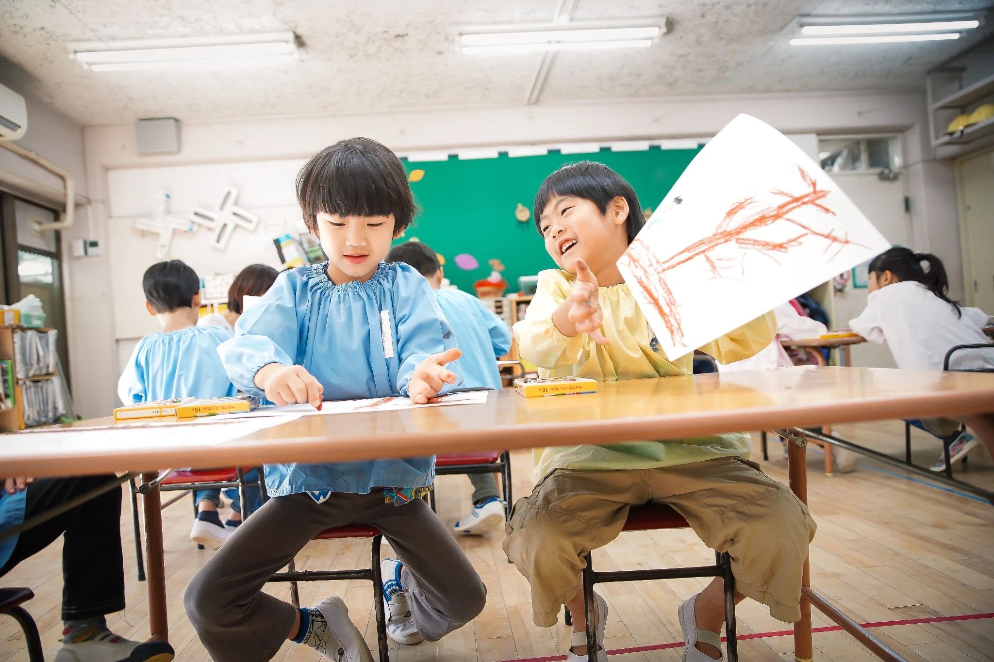 制作活動を楽しむ子どもたち