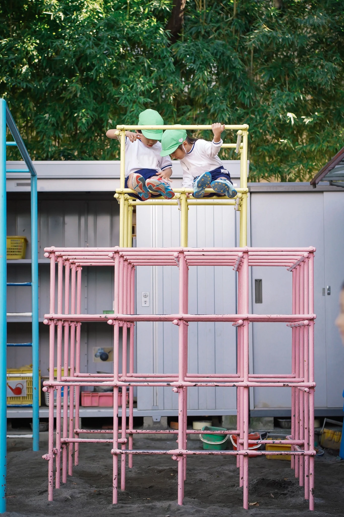 遊具の上で遊ぶ子どもたち