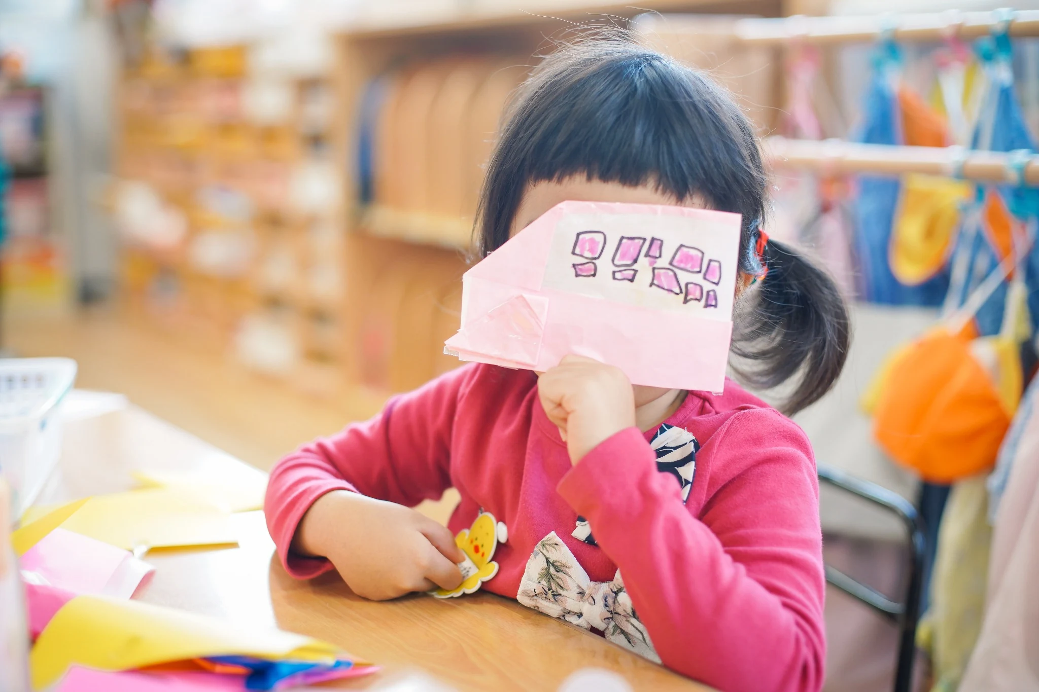 描いた作品を見せる子ども