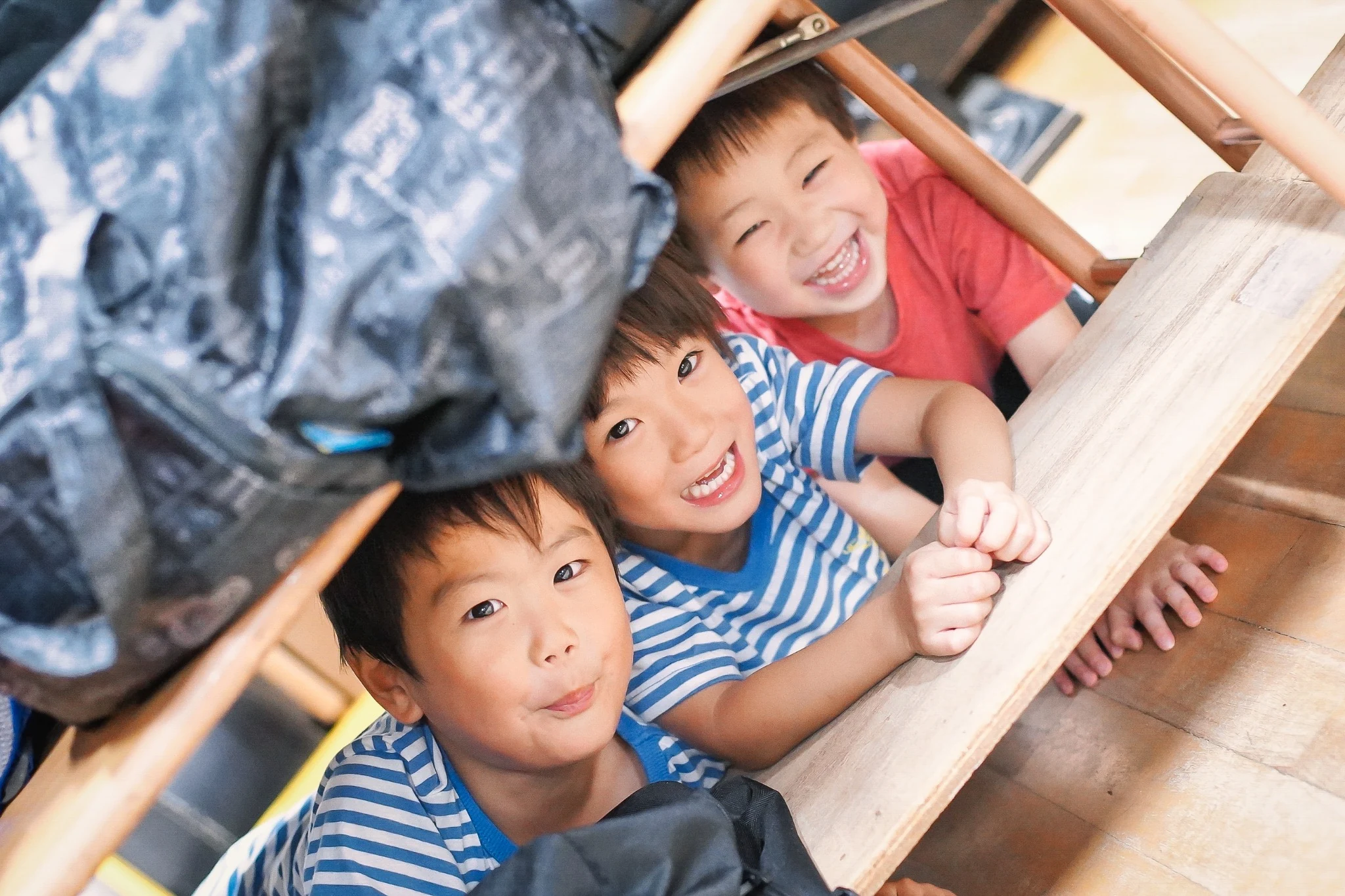 先生と一緒に遊ぶ子どもたち